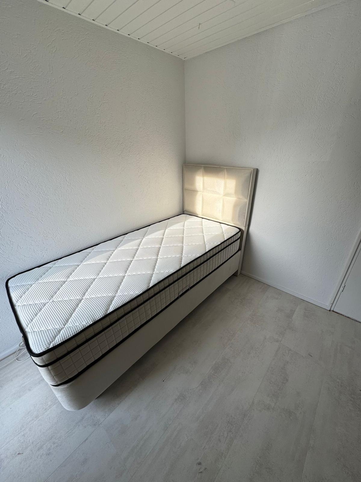 Crown een persoons bed boxspring 90cm x 200cm. - kleur licht crème