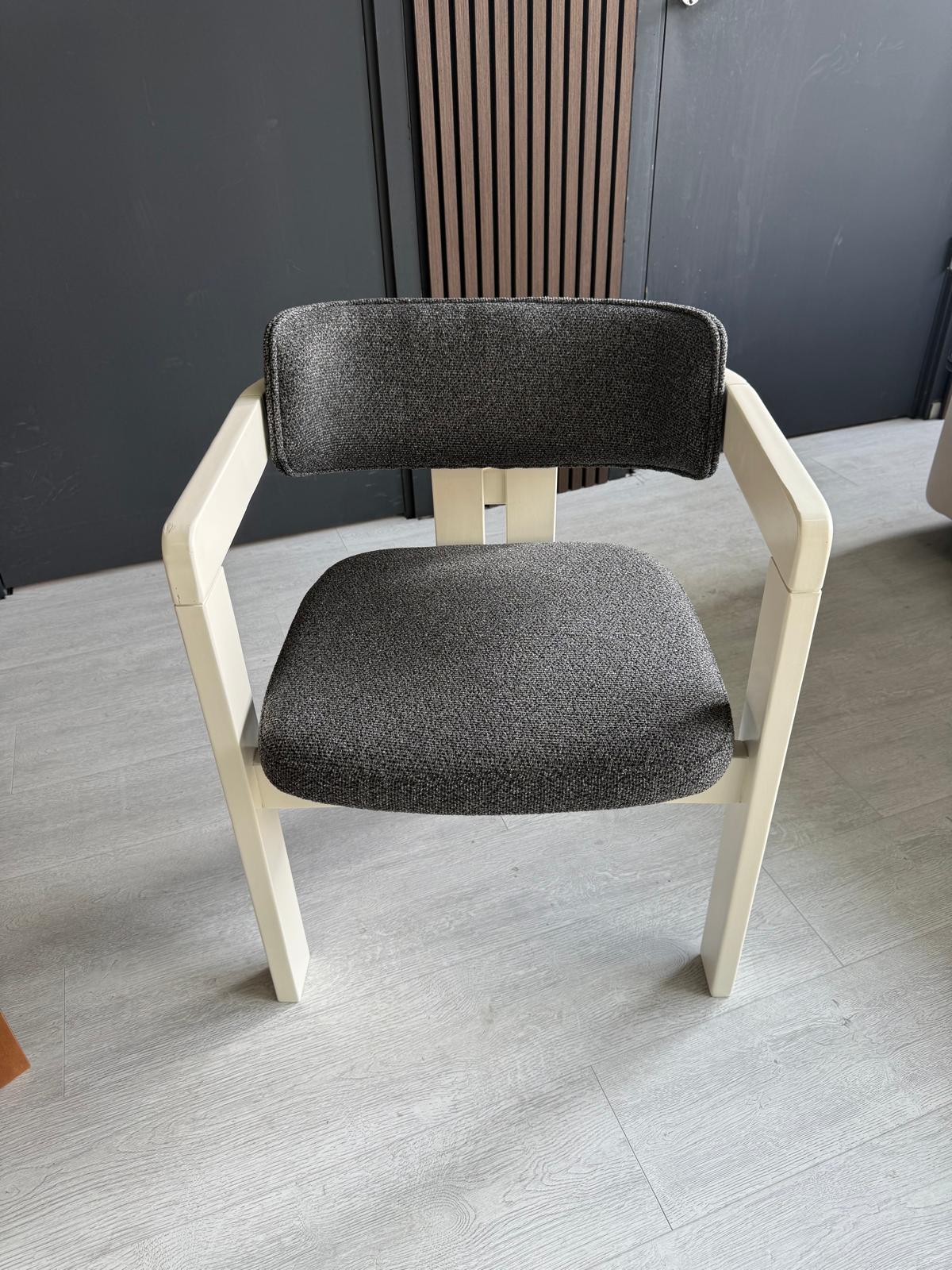 Eetafel stoel japandi Model mega - kleur: grijs/wit