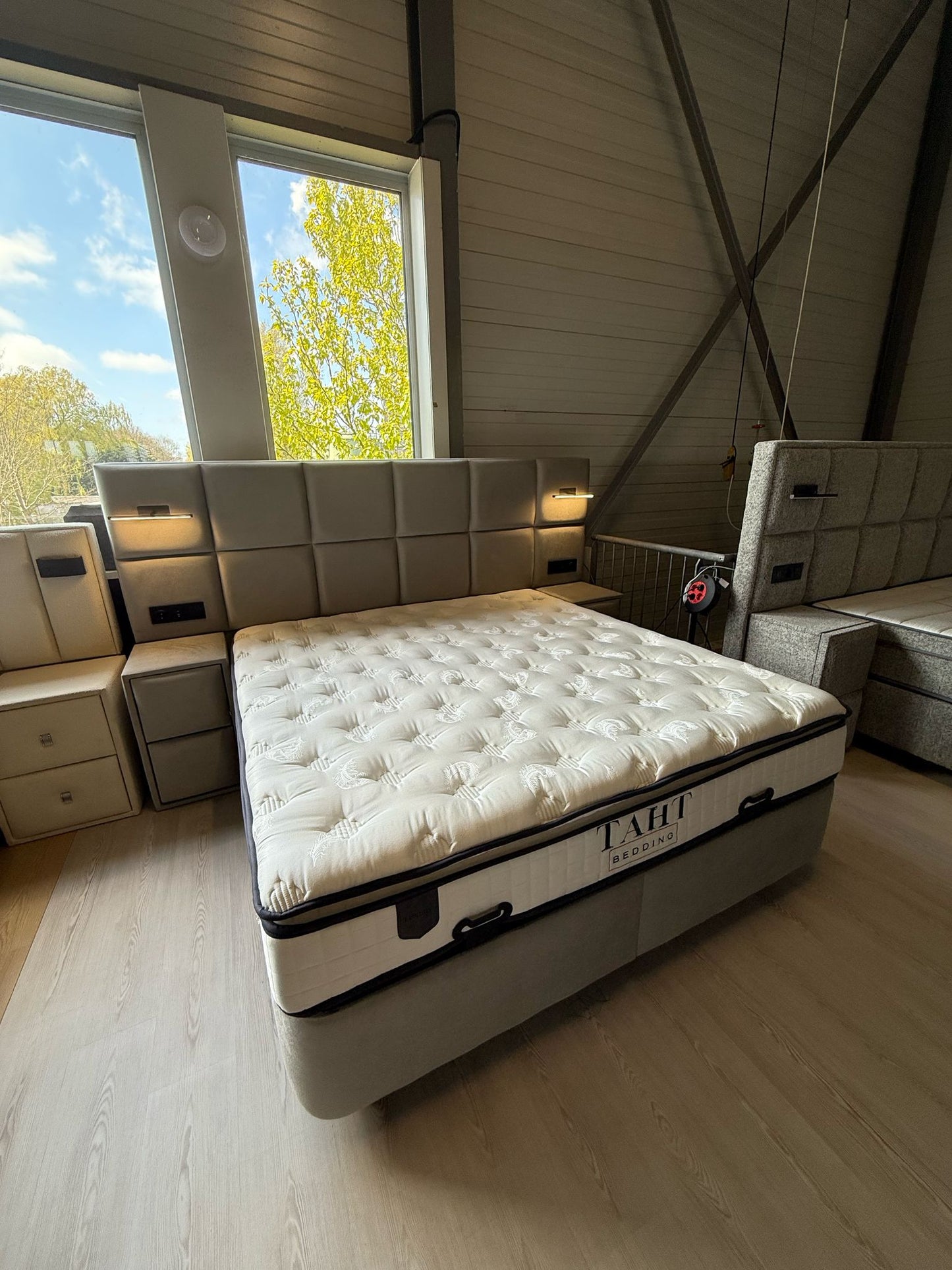 Bed Model OLIVIA met led lampjes en stekker.